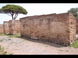 08130 ostia - regio v - via dell'invidioso - edificio (v,iv,1) - nordseite - bli ri suedosten - re - geblockte tuer - 06-2024.jpg